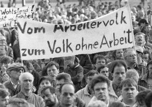 Ανατολικογερμανοί διαδηλώνουν μετά την επανένωση. «Από εργαζόμενος λαός, λαός χωρίς δουλειά», γράφει το πανό