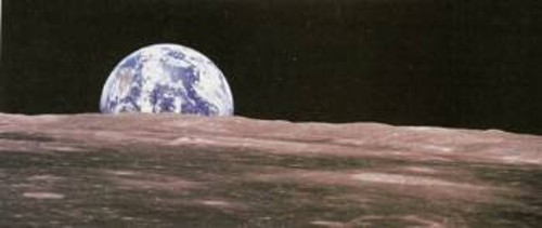 Η μαγευτική ανατολή της Γης πάνω από την επιφάνεια της Σελήνης, όπως την είδαν οι αστροναύτες του «Απόλλων-11».