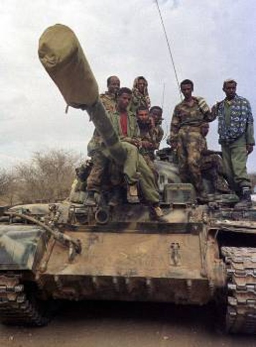 Στρατιώτες της Αιθιοπίας πάνω σε τανκ