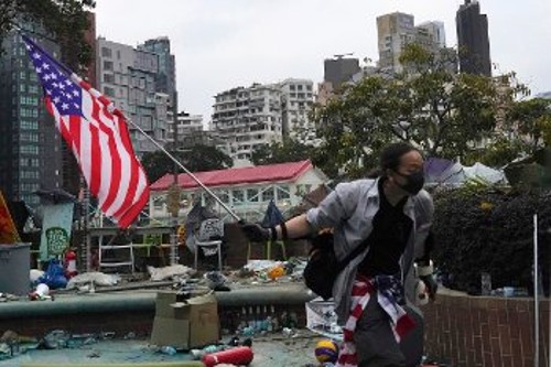 Με τη σημεία των ΗΠΑ ο αντικυβερνητικός διαδηλωτής στην Πολυτεχνική Σχολή του Χονγκ Κονγκ