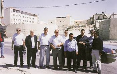 Η αντιπροσωπεία του ΠΑΜΕ μπροστά στο βομβαρδισμένο αρχηγείο της Παλαιστινιακής Αρχής