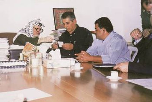 Ο Πρόεδρος Αραφάτ παραδίδει στον Γ. Μαυρίκο φωτογραφίες - ντοκουμέντα από τις ισραηλινές επιθέσεις στα Κατεχόμενα