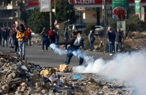 Παλαιστίνιοι διαδηλωτές απαντούν στις επιθέσεις του ισραηλινού στρατού στη Δυτική Οχθη