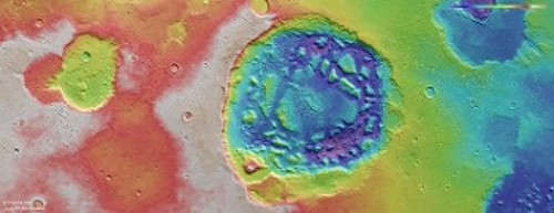Τοπογραφικό της περιοχής «Arabia Terra» του Αρη, με τον κρατήρα «Ismenia Patera» περίπου στο κέντρο. Με μπλε χρώμα αποδίδονται τα χαμηλότερα σημεία και κόκκινο τα ψηλότερα