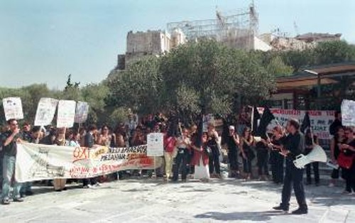 Στιγμιότυπο από το χτεσινό αποκλεισμό της εισόδου της Ακρόπολης από τους απεργούς συμβασιούχους