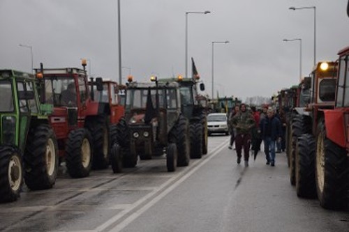 Με τα τρακτέρ στους δρόμους οι αγρότες δίνουν συνέχεια στον δίκαιο αγώνα τους