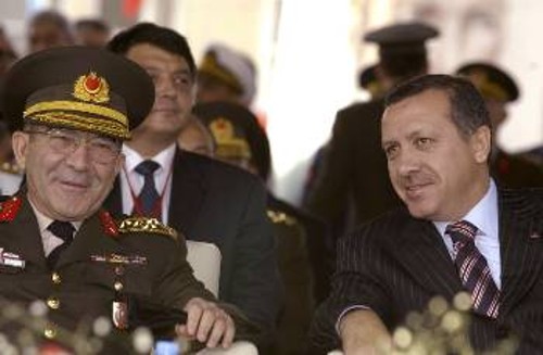Ο Τ. Ερντογάν με τον επικεφαλής του στρατού, Χ. Οζγκιόκ