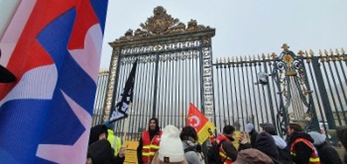 Η σημαία του ΠΑΜΕ ανάμεσα σ' αυτές των Γάλλων απεργών