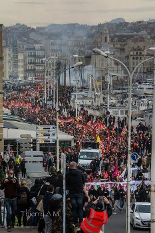 Από τη μεγάλη απεργιακή διαδήλωση των εργαζομένων στη Μασσαλία την Πέμπτη 5 Δεκέμβρη