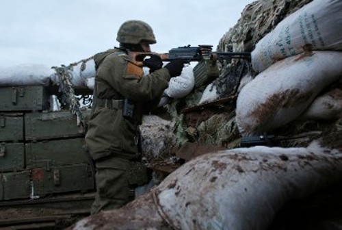 Ουκρανός στρατιώτης στη γραμμή επαφής στο Ντονμπάς