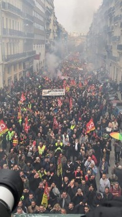 Στη Μασσαλία οι διαδηλωτές ξεπέρασαν τις 200.000
