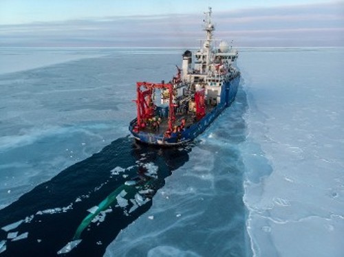 Στο λιώσιμο των πάγων ως «ευκαιρία» αναφέρονται πλέον όλα τα κράτη της Αρκτικής και όχι μόνο