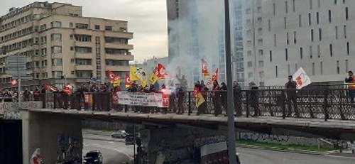 Το ΕΚ Μασσαλίας ανάρτησε πανό σε κεντρικό αυτοκινητόδρομο, μαζί με τις σημαίες της ΠΣΟ
