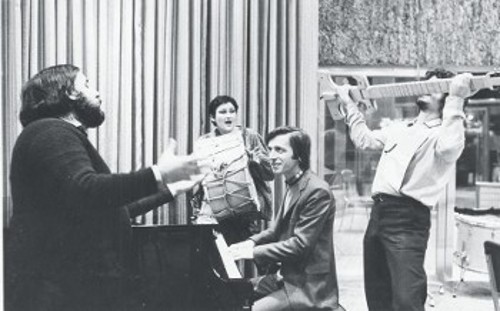 Ο Αλκαίος στο πιάνο με τους Θ. Μικρούτσικο, Μ. Δημητριάδη και Β. Μπονάτσο στην ηχογράφηση του εμβληματικού «Εμπάργκο»