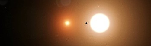 Καλλιτεχνική απεικόνιση του δυαδικού αστρικού συστήματος TOI 1338, με τον μοναδικό εντοπισμένο πλανήτη του, TOI 1338 b σε πρώτο πλάνο (μαύρη κουκκίδα)