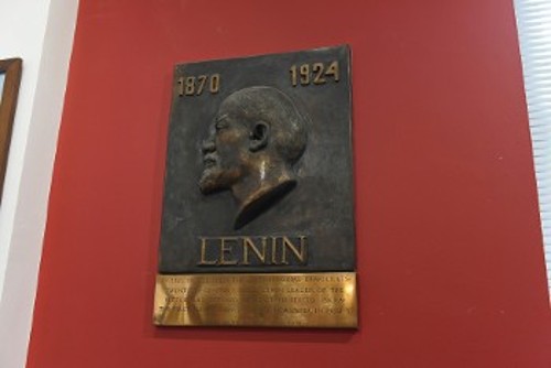 Αναμνηστική πλακέτα στο σπίτι όπου εκδιδόταν η «Ισκρα» από τον Β. Ι. Λένιν