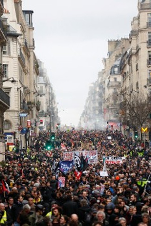 Από τη μαζική απεργιακή διαδήλωση στο Παρίσι στις 9 Γενάρη