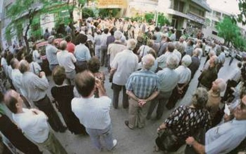 Συγκέντρωση -διαμαρτυρία της ΠΕΑΕΑ, στο σπίτι -μνημείο, στις 7/10/1992, ενάντια στην τότε απόφαση του ΥΠΠΟ για αποχαρακτηρισμό του πρώτου ορόφου, όπως επιχειρείται και τώρα