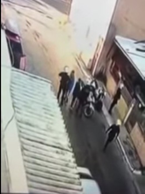 Σκηνή από το βίντεο στο οποίο καταγράφηκε η επίθεση στον 11χρονο