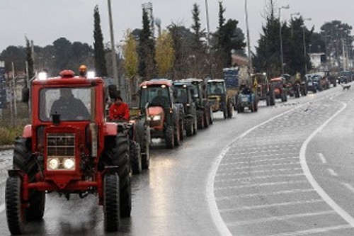 Με ένα μαζικό κομβόι από τρακτέρ οι αγρότες του Τυρνάβου έστησαν χτες το μπλόκο τους