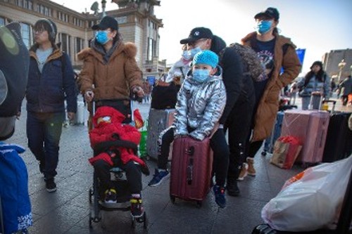 Με μάσκες κυκλοφορούν υποχρεωτικά οι άνθρωποι σε πολλές επαρχίες της Κίνας, με το φόβο της εξάπλωσης του ιού
