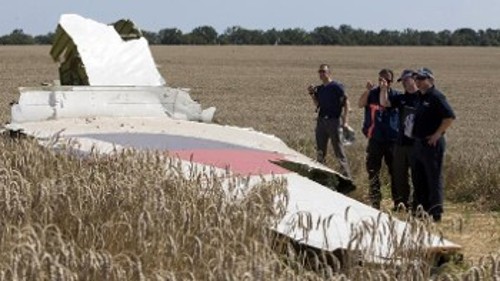 (Φωτ. αρχείου) από τα συντρίμμια του μαλαισιανού αεροσκάφους που κατέπεσε τον Ιούλη του 2014 στην Ανατολική Ουκρανία