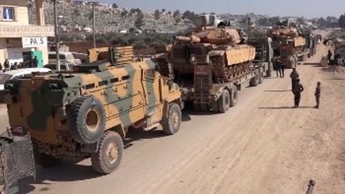 Φάλαγγα στρατιωτικών οχημάτων της Τουρκίας χτες, λίγο πριν μπει στη Συρία