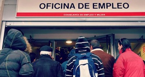 Ανεργοι περιμένουν στην ουρά έξω από την Υπηρεσία Απασχόλησης