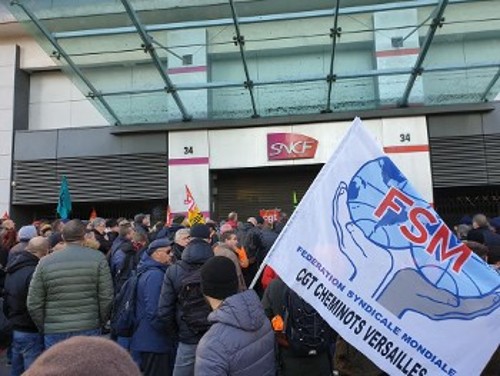 Πριν από την πορεία, σιδηροδρομικοί των Βερσαλιών έκαναν διαμαρτυρία ενάντια στην τρομοκράτηση απεργών