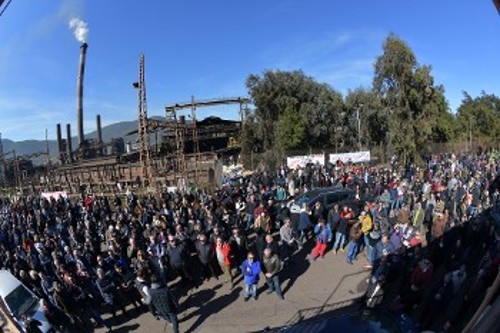Με καθολική συμμετοχή των εργατών της ΛΑΡΚΟ και πλατιά εργατική - λαϊκή αλληλεγγύη η απεργιακή συγκέντρωση στην πύλη του εργοστασίου