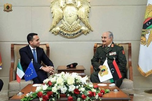Ο ΥΠΕΞ της Ιταλίας Λουίτζι Ντι Μάγιο με τον στρατηγό Χάφταρ στη Βεγγάζη της Λιβύης