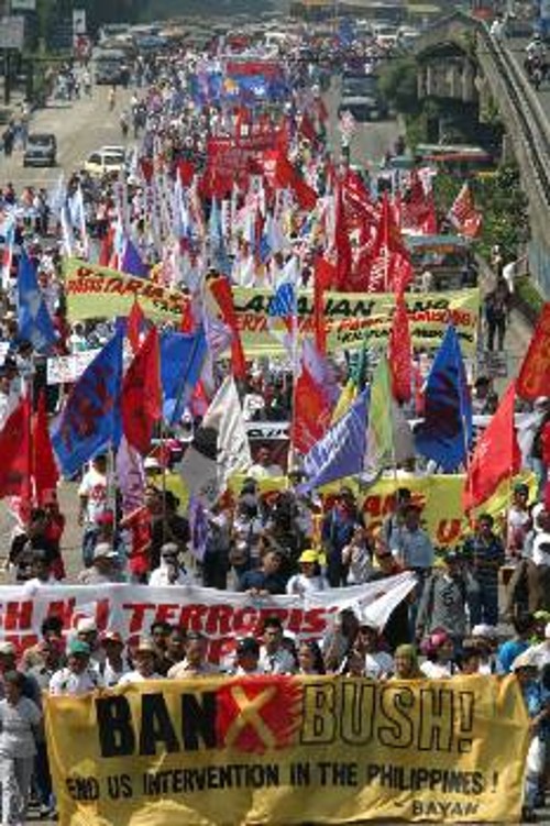 Δεκάδες χιλιάδες Φιλιππινέζοι, όμως, διαδήλωσαν εναντίον της πολιτικής Μπους/Αρόγιο στην επίσκεψη του πρώτου στη χώρα, το περασμένο Σάββατο