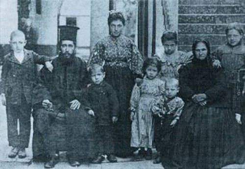 Η οικογένεια Παπαχαραλάμπους το 1900. Η Πέπη δεν έχει ακόμη γεννηθεί και ο μεγαλύτερος γιος της οικογένειας είναι ξενιτεμένος στην Αμερική, από τα 14 του χρόνια