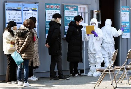 Ανθρωποι στη Σεούλ περιμένουν να εξεταστούν για τον κορονοϊό