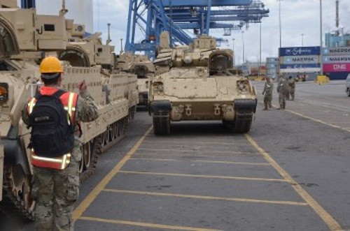 Από τη μεταφορά στρατιωτικών οχημάτων σε λιμάνι της Ευρώπης ενόψει της άσκησης