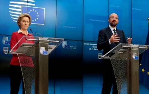 Η πρόεδρος της Κομισιόν, Ούρσουλα φον ντερ Λάιεν, και ο πρόεδρος του Ευρωπαϊκού Συμβουλίου, Σαρλ Μισέλ