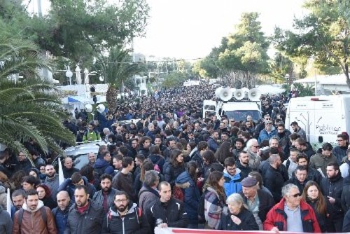 Χιλιάδες εργαζόμενοι συμμετείχαν στην απεργιακή διαδήλωση στο Καβούρι, έξω από το ξενοδοχείο όπου στήθηκε το «συνέδριο» - παρωδία της ΓΣΕΕ