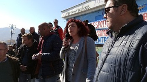 Η βουλευτής του ΚΚΕ Μαρία Κομνηνάκα μιλά στη συγκέντρωση των νησιωτών στη Λέσβο