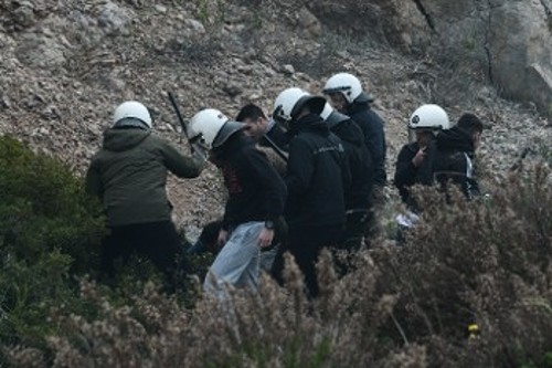 Ανδρες των ΜΑΤ με πολιτικά χτυπούν νησιώτες στη Χίο