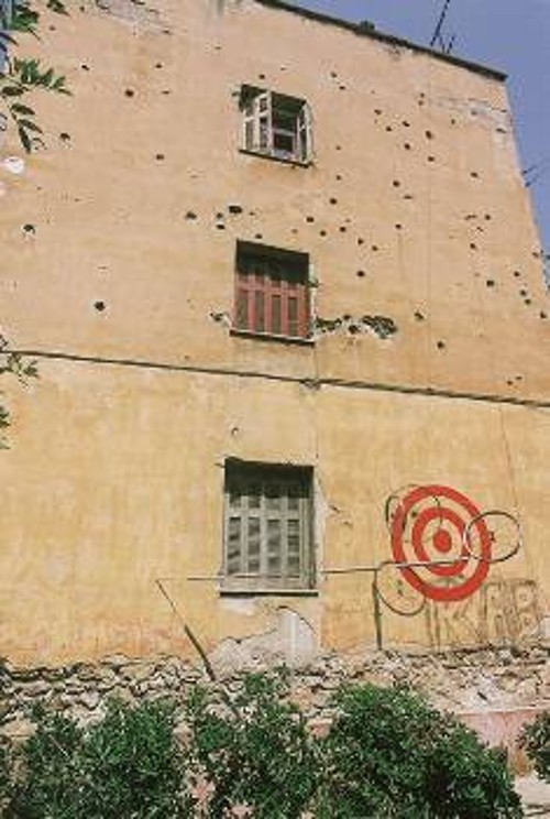 Τα σημάδια από τις σφαίρες των μαχών τον Δεκέμβρη του '44 -ακόμη ένας αδιάψευστος μάρτυρας της ιστορικότητας των κτιρίων