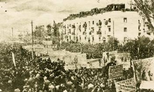 Συγκλονιστική φωτογραφία από τις διαδηλώσεις του λαού της Αθήνας το Δεκέμβρη του '44, με τα προσφυγικά σε πρώτο πλάνο: Φυσικά, τέτοιες εικόνες δε «μιλάνε» για την πλειοψηφία του ΚΣΝΜ και της κυβέρνησης...