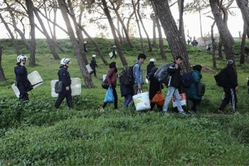 Πρόσφυγες και μετανάστες οδηγούνται σε δομές φιλοξενίας στη Μυτιλήνη