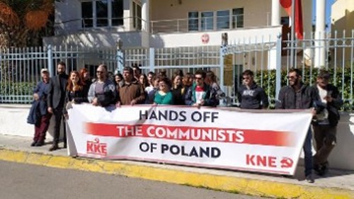 Από πρόσφατη παράσταση διαμαρτυρίας του ΚΚΕ και της ΚΝΕ στην πολωνική πρεσβεία στην Αθήνα