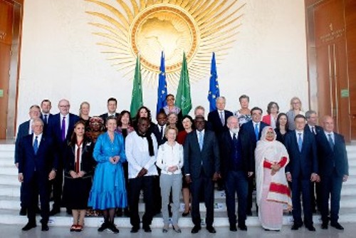 Η λεγόμενη «οικογενειακή» φωτογραφία που ακολούθησε την ολοκλήρωση της Συνόδου επιτρόπων ΑΕ - ΕΕ στην Αντίς Αμπέμπα την περασμένη βδομάδα