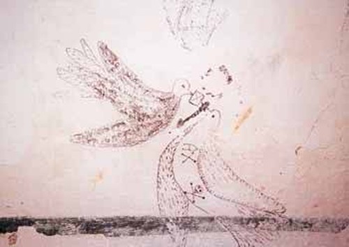 Δυο περιστέρια ζωγραφισμένα στον τοίχο της απομόνωσης, δείγμα ελπίδας και ακλόνητης πίστης, από τους φυλακισμένους στην Αίγινα