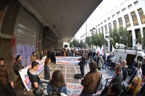 Από την πρόσφατη διαμαρτυρία σωματείων της Αττικής στο υπουργείο Εργασίας για μέτρα πραγματικής στήριξης στο εισόδημα και στις θέσεις εργασίας