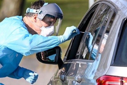 Γιατρός κάνει το τεστ για τον Κορονοϊό σε μια οδηγό στο Μπόρστελ της Γερμανίας