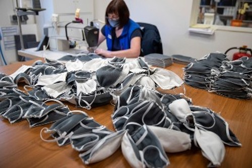 Ράβοντας μάσκες προστασίας σε εργοστάσιο της Γερμανίας