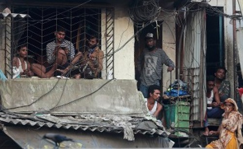 Στις εργατικές πυκνοκατοικημένες φτωχογειτονιές της Ινδίας ο κορονοϊός θερίζει και τα μέτρα και οι συστάσεις για τις αποστάσεις απλά δεν μπορούν να εφαρμοστούν
