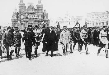 Ο Β. Ι. Λένιν στην Κόκκινη Πλατεία επιθεωρεί μονάδες του Κόκκινου Στρατού